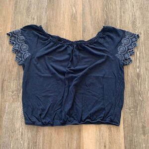 American Eagle embroidered sleeve tee shirt EUC